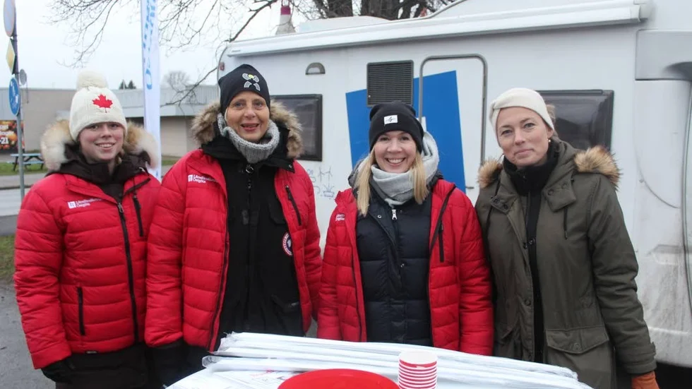 Länförsäkringstjejer som informerade om brandsäkerhet på torget i Rimforsa. Fr v Pernilla Johansson, Helena Hellstén, Sanna Ejderdahl och Ann-Sofie Wissmar