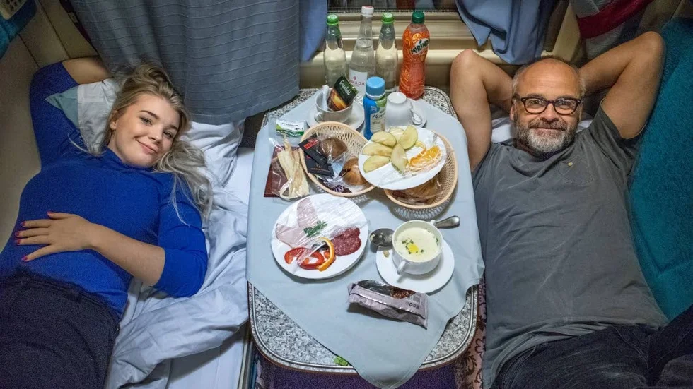 Kristina ”Keyyo” Petrushina och Johan Rheborg på tåget genom Sibirien i realityserien ”Keyyo med Rheborg i Ryssland”.