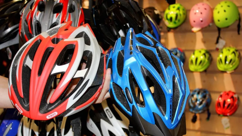 Cykelhjälmen är en billig livförsäkring som allt för många väljer bort.