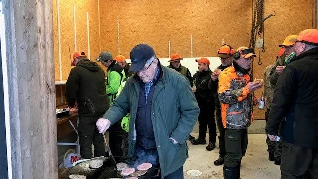 Stig Samuelsson skötte grillsningen av hamburgare