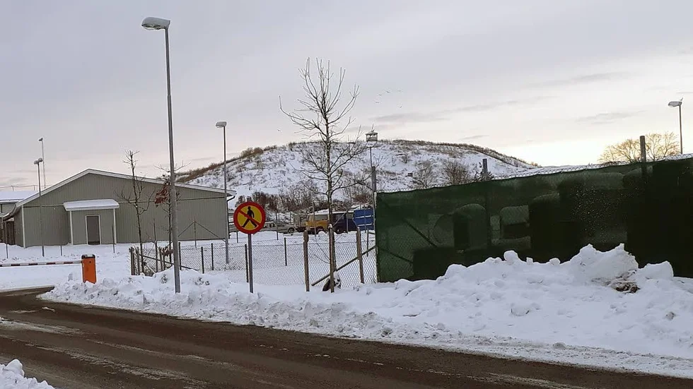 Avfallsberg. I bakgrunden syns den kulle med deponerat avfall som växt fram. Enligt miljötillståndet ska avfallet täckas över, och efterbehandlas. Västervik Miljö och Energi och Skatteverket är inte eniga om krossad betong som använts för övertäckningen ska skattas eller ej.