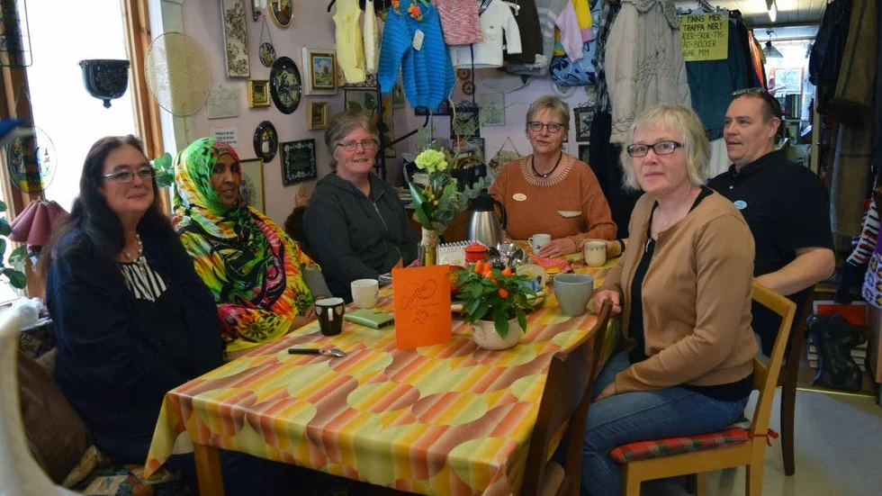 Runt fikabordet. Några av dem som jobbar på Hand i Hand är från vänster Yvonne Högman, Kinsi Nuur, Carina Johansson, Gun Virenhem, Patrik Serrander och Mona Mattsson.