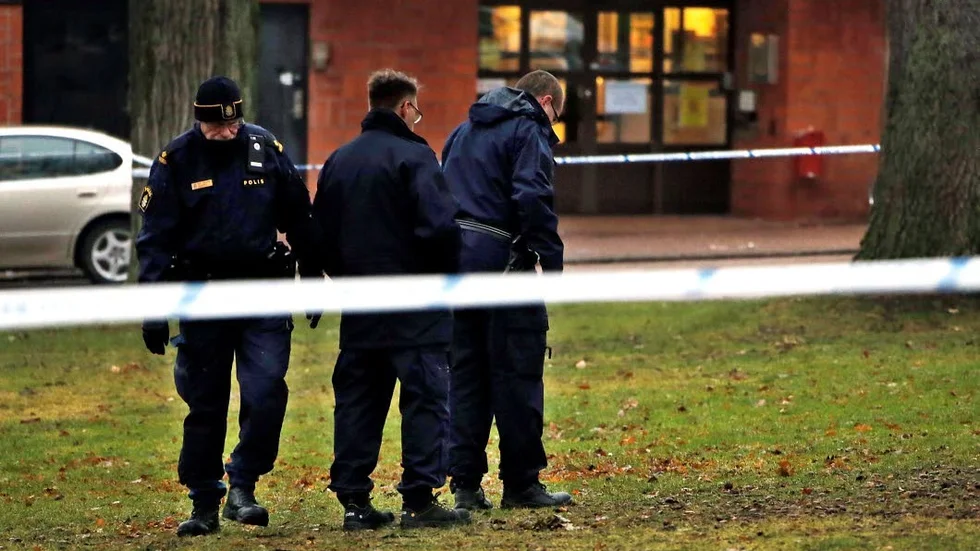December. Teknisk undersökning görs på brottsplatsen i Stadsparken.