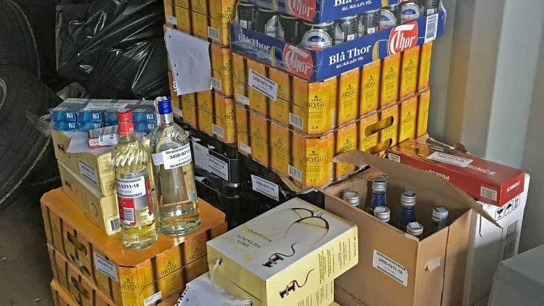 Två gotlänningar som fastnade i tullen i Malmö blir av med alkoholen och ska betala tusentals kronor i transporttillägg. (Bilden är från ett annat tullbeslag.)