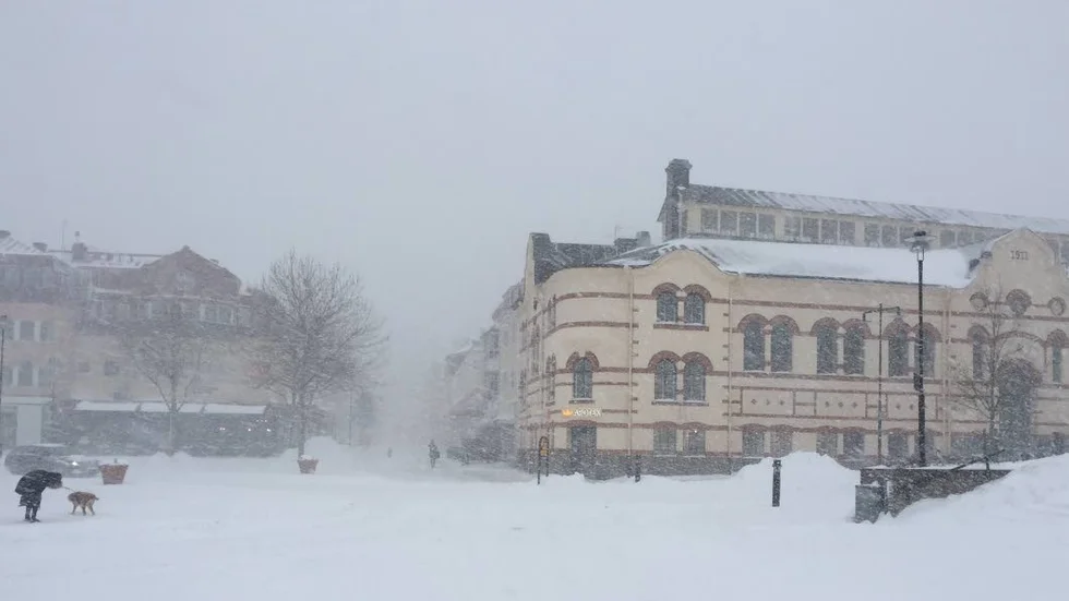Blåst. I centrala Västervik kom det under ett par intensiva perioder under morgonen mängder med snö. Det varvades med solsken.