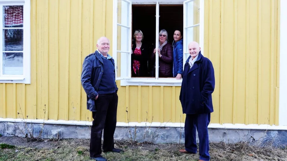 Marsbäcken. Jan Wiberg, Lillemor Bokström, Monica Hellman, Ulrika Pecher och Hansi Kobes leder konstinternatet på Marsbäckens friluftsgård.
