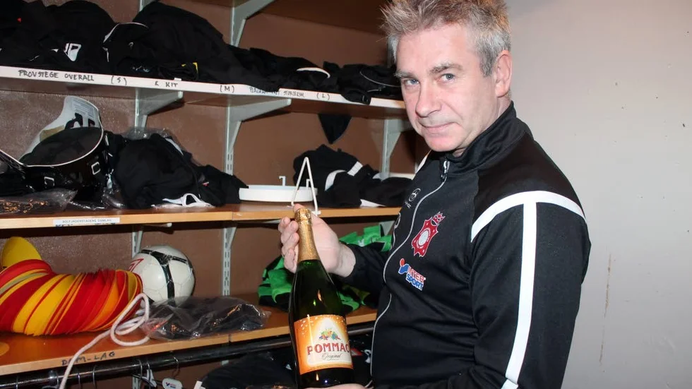 SPARAD SKUMPA. En flaska Pommac står kvar sedan damlagets kvalseger 2012. Ska den gå åt till herrarna nu?