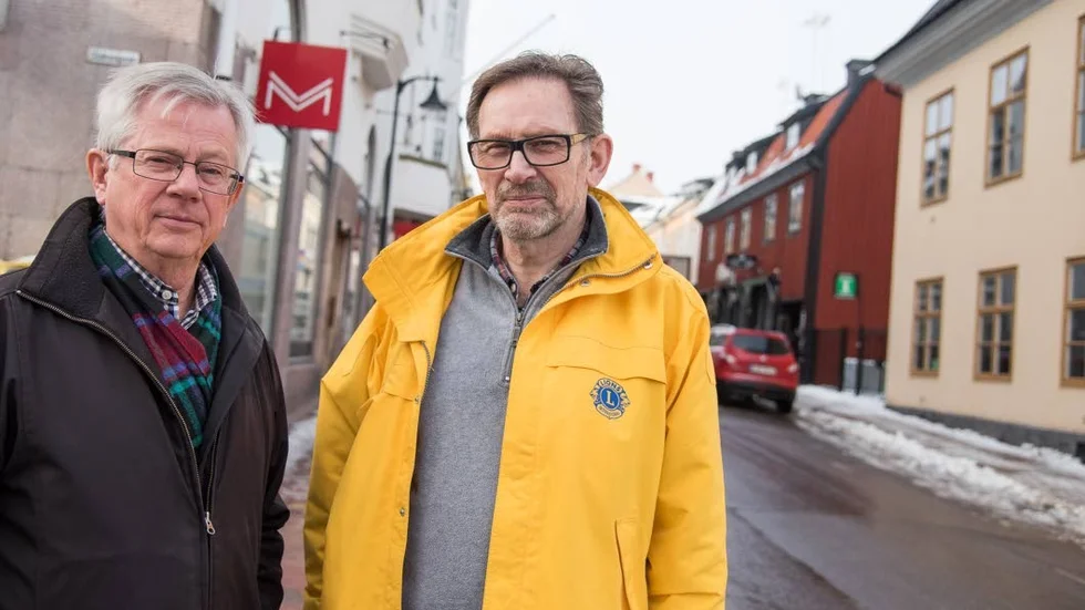 Pynt. "I år är påskriset från Lions pyntat med färgglada band", säger Leif Antonsson och Rolf Rosander.