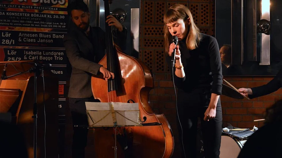 Isabella Lundgren är en unik sångerska. I lördags spelade hon och Carl Bagge Trio på Sjöbris i Motala. På bilden anas basisten Niklas Fernkvist och trumslagaren Daniel Fredriksson.
