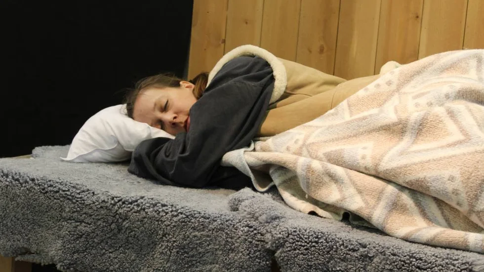 Miki sover. Lillasyster Miki, spelad av Helena Lord, sover i stugan.