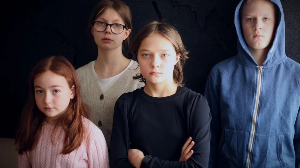 Mellanstadieeleverna (bakre raden, fr v) Alma Boström, Elias Näckholm, Beatris Atanasova och Ida Faarinen tycker konflikten i Ukraina är skrämmande, men håller sig informerade genom skolan och hemifrån. 