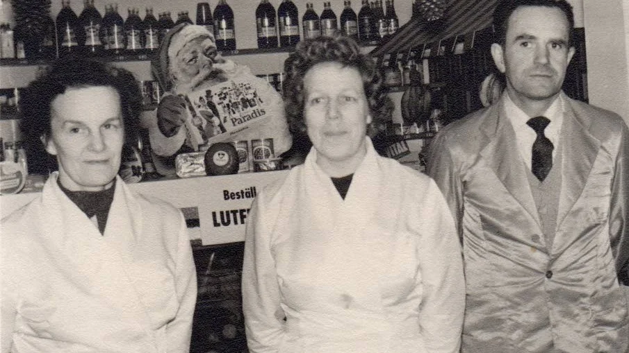 Handel. TE-KÅS, affären vid Ingelstad. Innehavarna Marianne och Tore Karlsson med Britta Gustafsson i mitten.