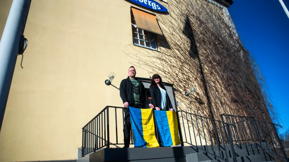Patrik Johansson och Anncha Lindbergs på företaget Fröbergs i Lotorp med två ukrainska flaggor som inte är till salu. Företaget har märkt av en enorm efterfrågan av ukrainska flaggor sedan kriget i Ukraina startade. 