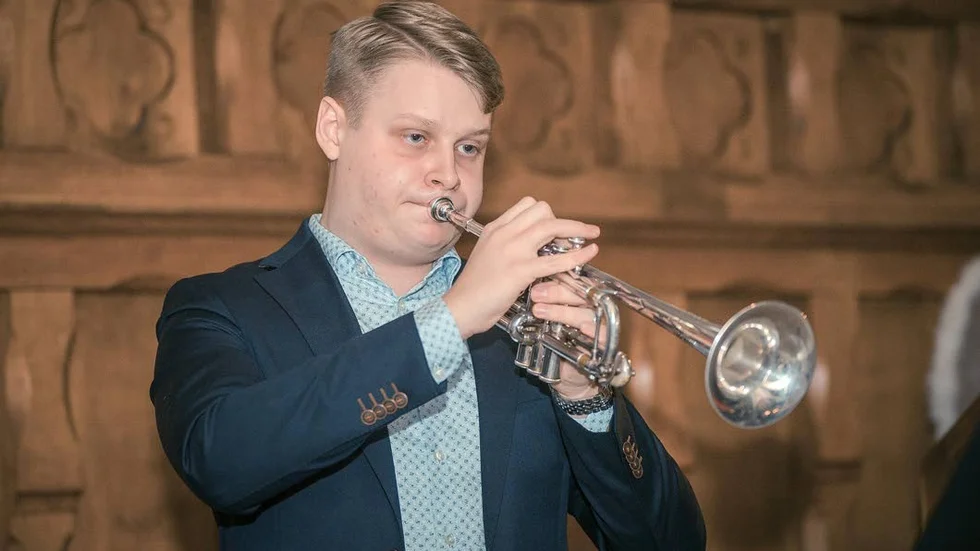 Trumpetaren Emil Käck från Vadstena gästar Vätternkyrkan den 23 november. Trumpetaren Jonathan Jennesjö och organisten Ben Baldwin medverkar också i konserten.