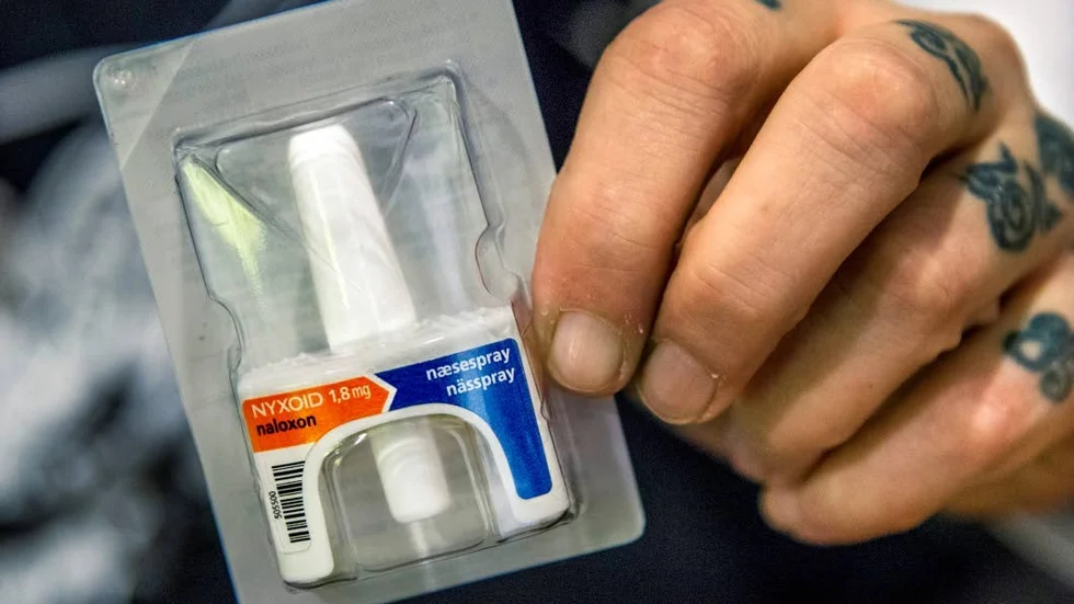 Naloxon har länge använts som ett slags motgift mot överdoser. Nu ska preparatet kunna ges av anhöriga eller andra i form av nässpray.