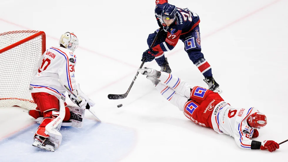 Vilmos Gallo, LHC, i sekvensen som renderade LHC-ledningen. Kort efter den här bilden fick Henrik Törnqvist pucken och satte denna i nät.  