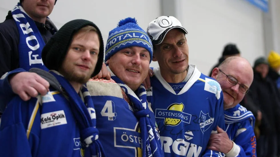En vacker och ofta livslång kärlek är förhållandet mellan supportrar och idrottslag. Men få hyser den passionen för våra lokala lag. Något som skulle behövas, skriver Jens Bollius. På bilden ses ett av undantagen, bandykämparna i Forza Blåvitt.