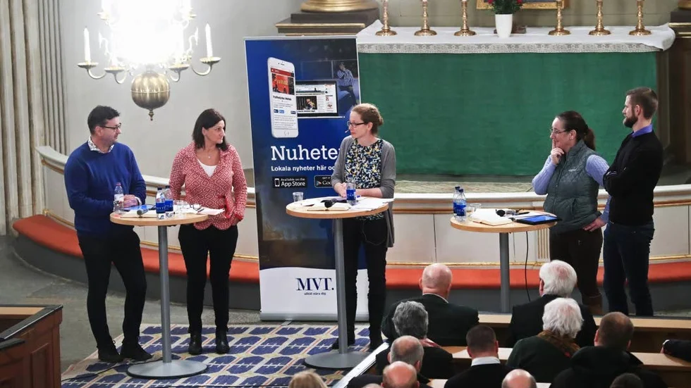 Debatt. På ena sidan kommunalrådet Camilla Egberth (S) och bildningsnämndens ordförande Nicklas Rudberg (S). På andra oppositionsrådet Caroline Unéus (M) och partikamraten Mark Henriksson, ledamot av bildningsnämnden. I mitten MVT:s kommunreporter Lina Handberg.