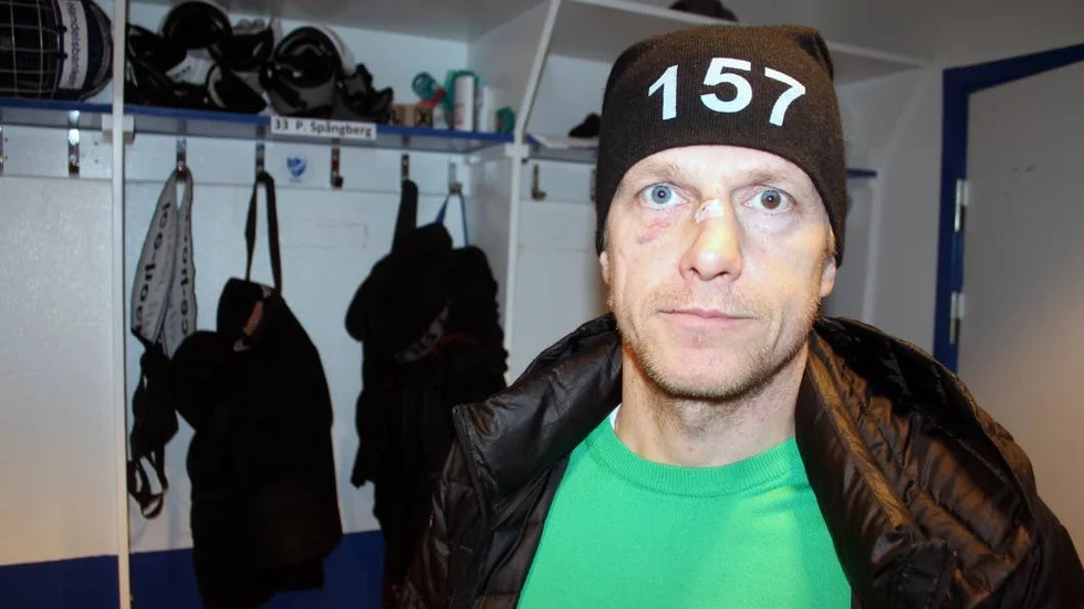 GALLER KRÄVS. Patrik Spångberg måste låta sin brutna näsa läka under sex veckor och då är det galler som gäller om han ska kunna spela bandy.