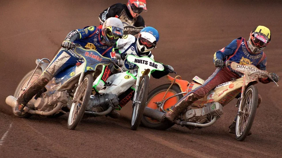 Speedway på Dunteberget i Motala. Det var trångt i femte heatet mellan Piraterna och Lejonen. Piraternas Peter Larsson ( blå) kämpar i första kurvan mot Lejonens vita Jörgen Hultgren och Patrik Olsson i gult, men Larsson får ge sig.
