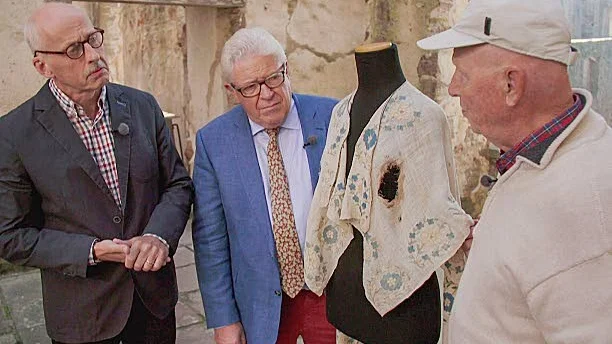 Svante Ståhl, t.h. visar det märkliga plagget för Antikrundans experter Max Sjöberg och Bo Knutsson i avsnittet som spelades in i Borgholm.