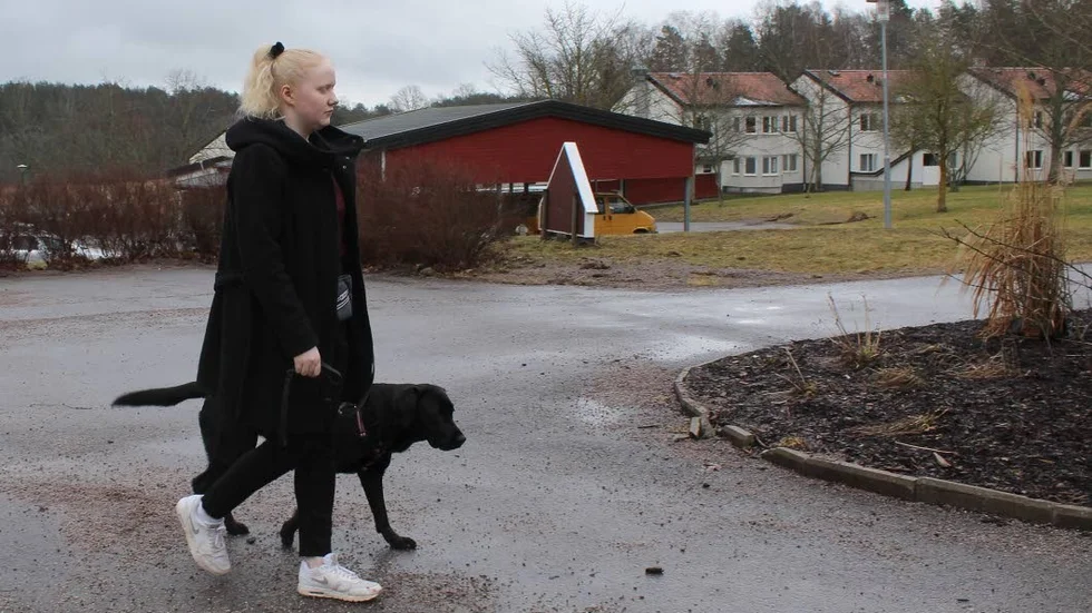Hunden Kajsa är ett stöd för Emelie på promenaderna.