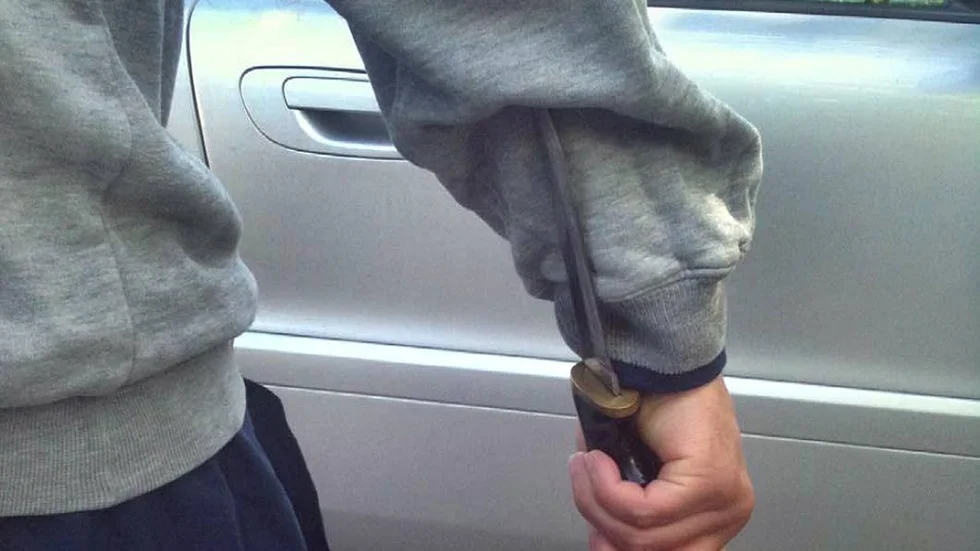 RASISTISKT. Enligt polisanmälan skulle 30-åringen använda kniven i postpaketet i rasistiskt syfte. (Arkivbild).