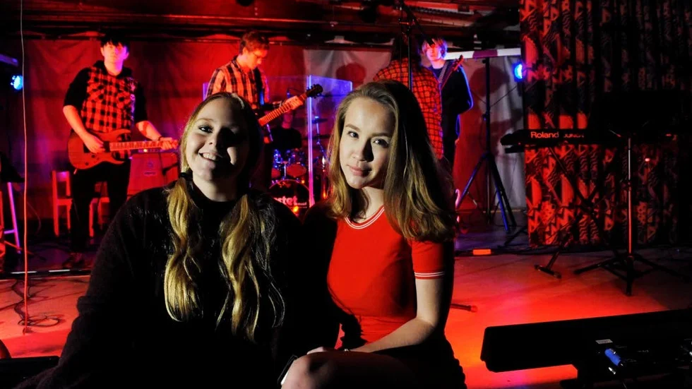 Esteteleverna Alice Andersson och Andrea Gustafsson uppträdde under höstkonserten.