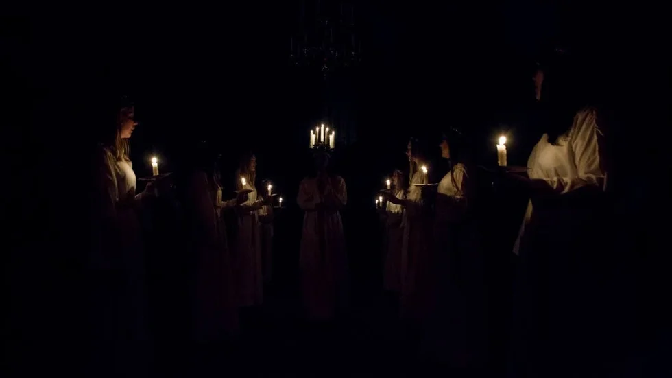MÖRKT. Det var sparsamt med ljus när Vendela Lind skred in i kyrkan.