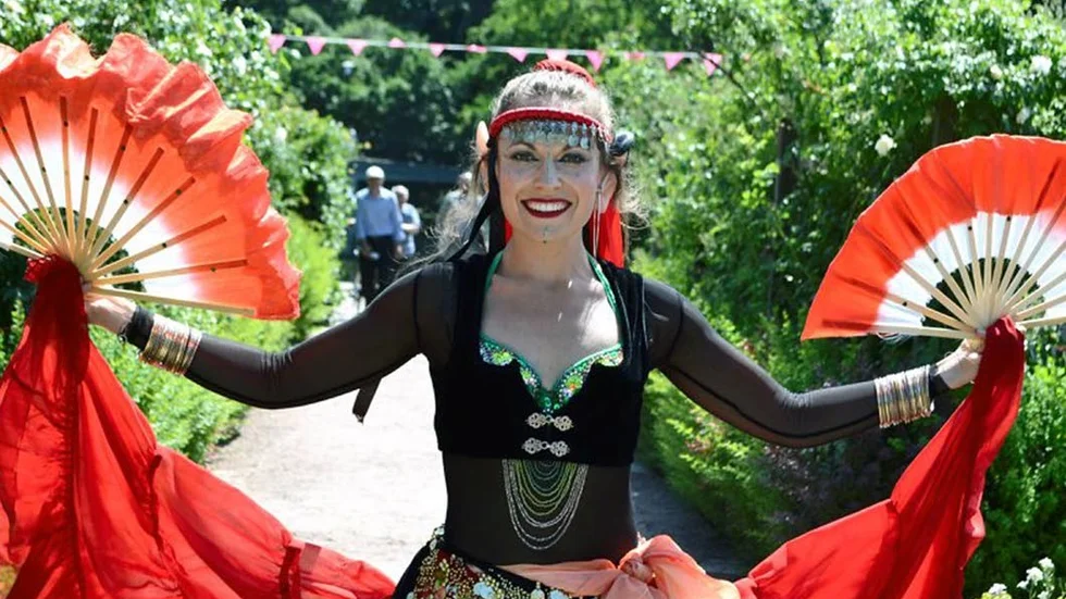 Marija Aurell framför vallmoblommans dans på Malmö Garden Show den 1 juni 2018.