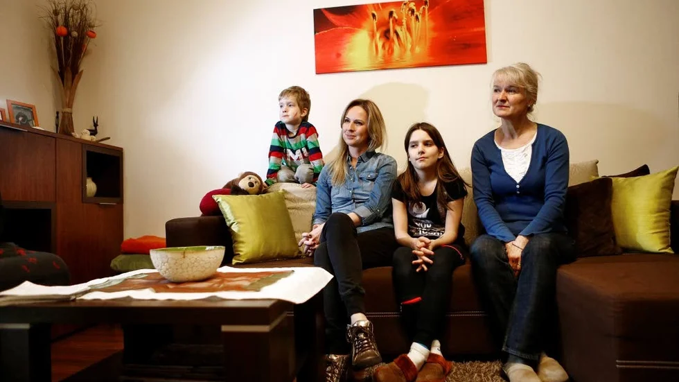 En polsk familj i vardagsrummet. Mateusz, Katarzyna Konewecka-Holaj, Emilia och mormor Elzbieta Konewecka.