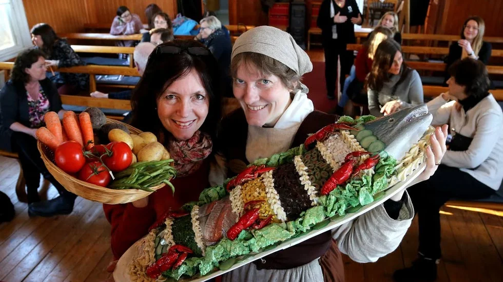 Kök & Käk. Anja Praesto, Östergötlands musum, och Maria Reutershagen, Ekenäs slott, djuder in östgötarna till att bli historieätare under 2016.