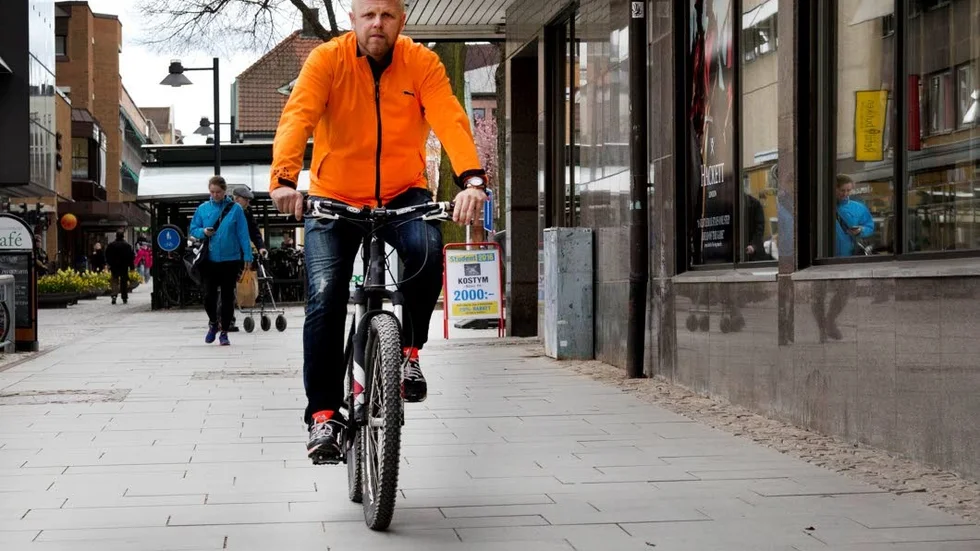 Terrängcykeln ska förses med pakethållare, släta däck, eventuellt en annan sadel och ytterligare ett par handtag så att Tony kan variera sittställning.