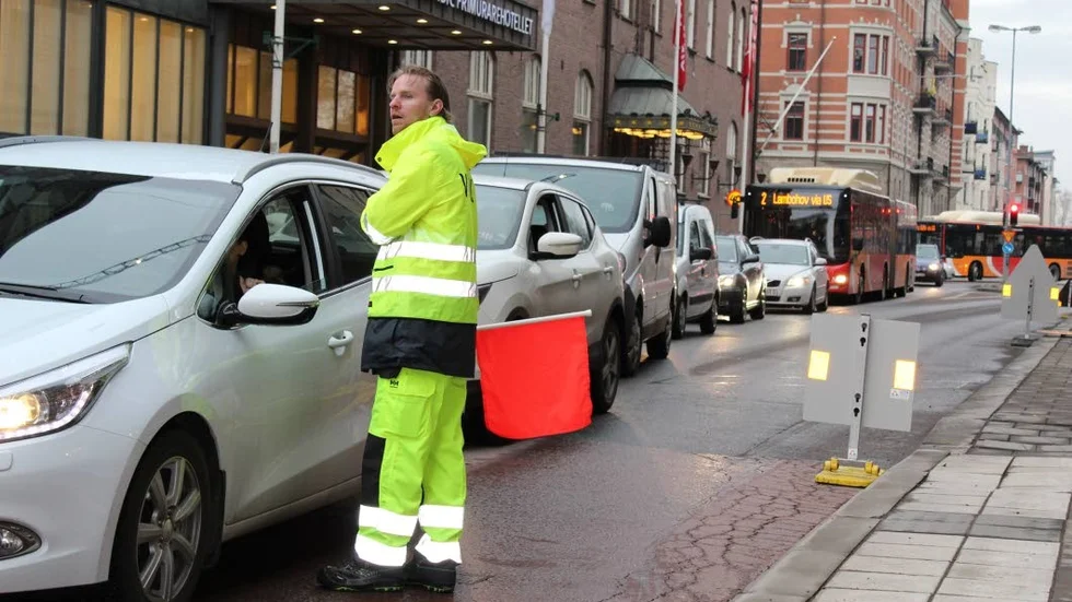 Flaggvakterna ska egentligen reglera busstrafiken – men i dag handlar det mycket om att hjälpa bilisterv till rätta.
