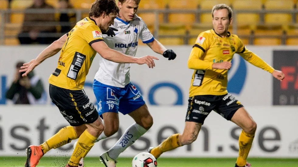 BORÅS 2016-10-26 
Norrköpings Sebastian Andersson försöker ta sig förbi Elfsborgs Jørgen Horn under onsdagens fotbollsmatch i allsvenskan mellan IF Elfsborg och IFK Norrköping på Borås Arena i Borås.
Foto Adam Ihse / TT Nyhetsbyrån / Kod 9200