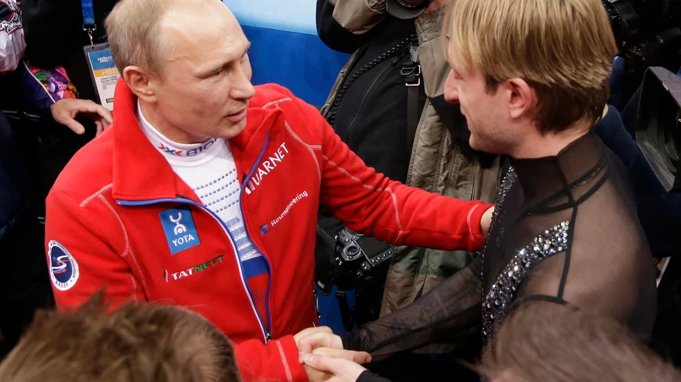 Vladimir Putin, till vänster, gratulerar Jevgenij Plusjenko efter att han hjälpt det ryska laget till OS-guld i lagtävlingen i OS på hemmaplan i Sotji 2014. Arkivbild.