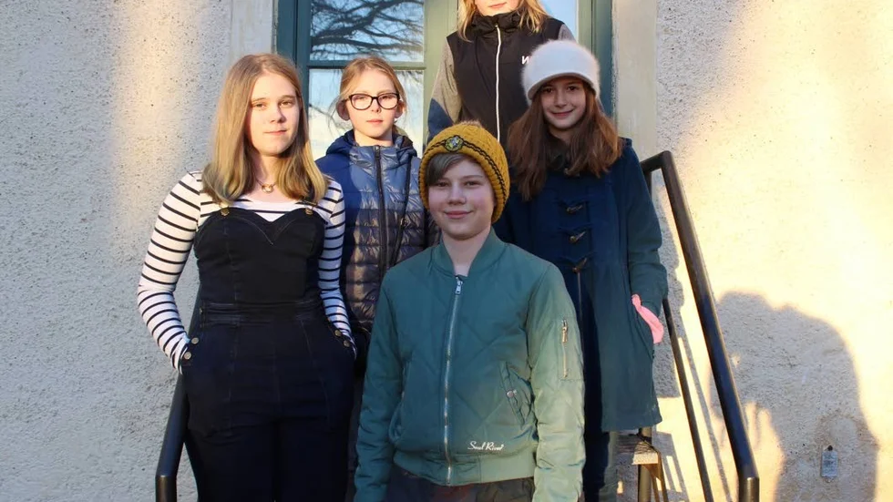 Hedda Aldén Björäng till vänster spelar i Från mig till mormor. Hanna Carlson, David Larsson, Aron Aldén Björäng och Nauzika Kasza Rånby medverkar i Kalle Blomqvist.