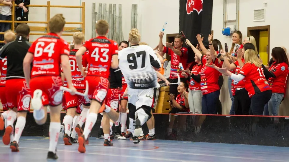 Saken är klar. Kim Karlsson har just gjort 8–5 och Solfjäderspelarna rusar in för att fira tillsammans med de tillresta Solfjädersupportrarna.