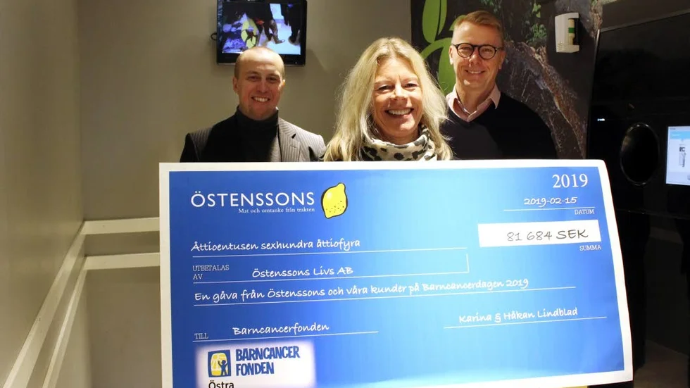 Inca Asknert, Barncancerfonden Östra, gläds åt bidraget från Östenssons. Här tillsammans med marknadschef Carl Schnell och vd Anders Lindblom.