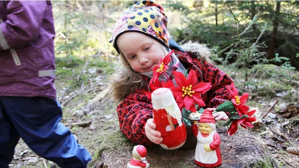 Moa Harju hjälper en tomte som trillat omkull att komma på benen igen.