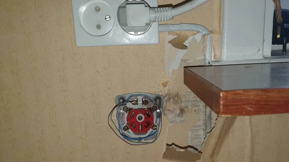 Plastlocket från telefonjacket ska ha krossats och flugit flera meter, enligt Ulrika Johansson.