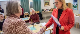 Lämnade över 1 402 namunderskrifter till Frohm • Tvingas resa 30 mil för tandvård – "Något måste göras"