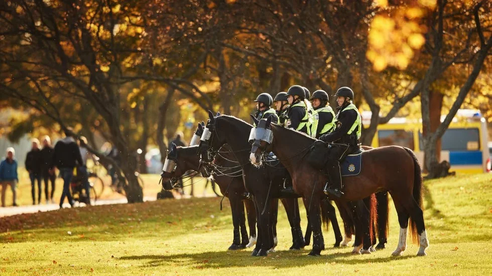 Beridna poliser utanför en arena inför en högprofilerad fotbollsmatch.