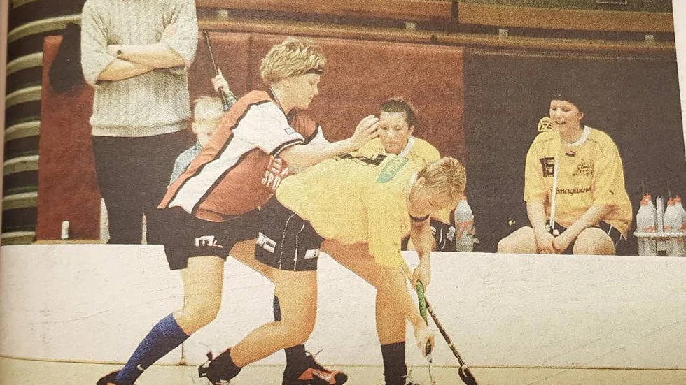 Kajsa Rohlén i Solfjäderstaden kämpar med Malin Fyhr i Vadstena i innebandyderbyt från februari 2000. Solfjädern vann med 6–0.