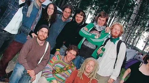 The Iskariots gör sig hemmastadda på festivalområdet.