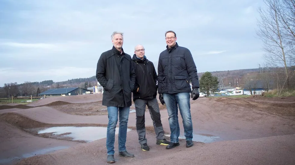 Pumptrack. Mjölby har fått en ny pumptrackbana vid ishallen. Från vänster i bild: Kjell Karlsson, ekonom på kultur- och fritidsförvaltningen, Roger Karlsson, styrelsemedlem och ledare Mjölby Cykelklubb samt föreningens ordförande Tommy Paananen (även ledare).