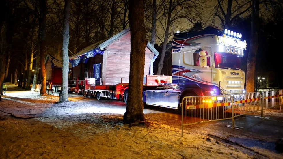 Avfärd. I 94 år fick Ryttartorpet stå i Grenadjärparken i Linköping.