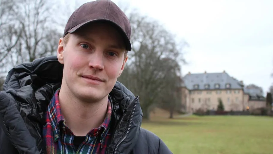 Pampig utsikt. Philip Kullgren bor vid Adelsnäs i Åtvidaberg. "Hoppas att läsarna inte tror att jag bor där borta på slottet".
