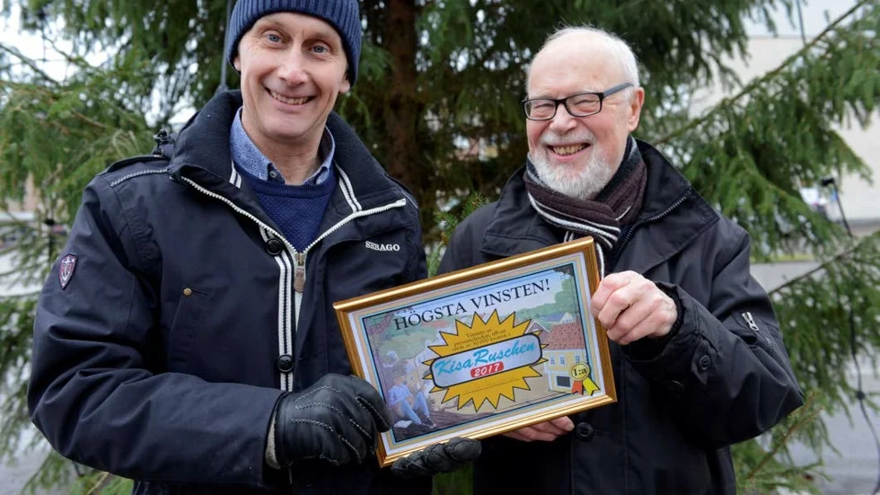 Storvinst. 74-årige Eric Åkerlund vann förstapriset och fick ta emot presentkortet på 30 000 kronor av Johan Isaxon.
