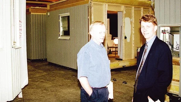 Full kapacitet i fabriken. Platschefen Lars Gustafsson och marknadschefen Kenneth Roos på Hjältevadshus ser en uppåtgående trend för småhusbranschen.